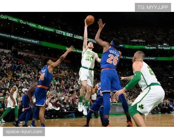 现场报道：凯尔特人主场对阵尼克斯，比赛进入第四节时现场响起“防守”呼声