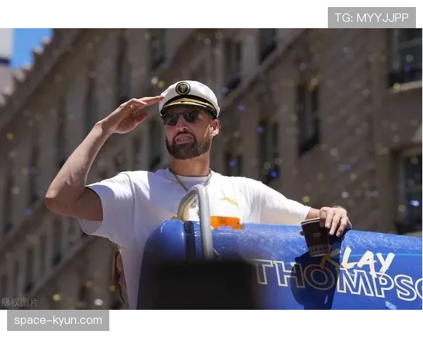 场边瞬间:恩波利小球迷举牌“为我们而战”,获全场掌声 场边瞬间:恩波利小球迷举牌“为我们而战”,获全场掌声