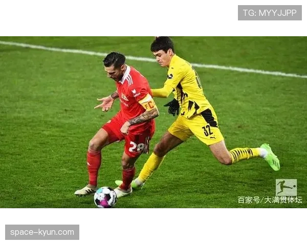 特写：定位球专家格雷罗的赛前脚法加练